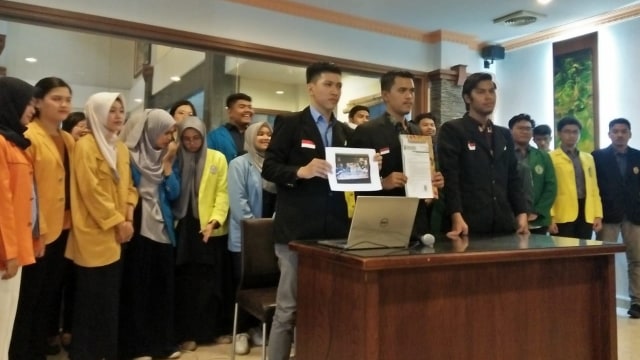 Perwakilan 45 kampus farmasi yang tergabung ISMAFARSI memprotes kebijakan Gubernur Jakarta Anies Baswedan. Mereka menyatakan sikap ini di Kota Banjarmasin, Sabtu malam, 24 Agustus 2019. Foto: M Rahim/banjarhits.id