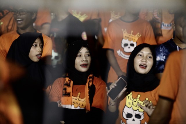 Fans Persiraja Banda Aceh yang tergabung dalam tifosi Suporter Kutaraja Untuk Lantak Laju (SKULL) selalu setia memberi dukungan untuk timnya, Sabtu (24/8). Foto: Suparta/acehkini