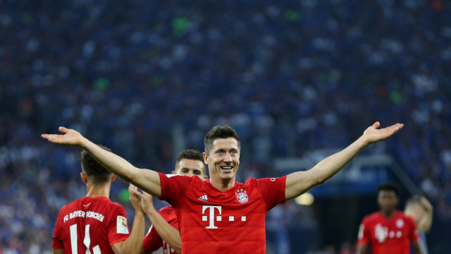 Lewandowski pimpin pesta Bayern di kandang Schalke. Foto: Reuters/Ralph Orlowski