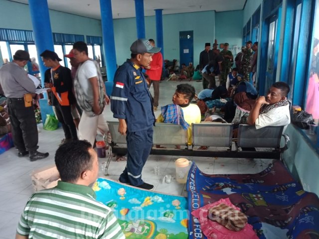 Penumpang KM Santika Nusantara yang dievakuasi ke dermaga Masalembu