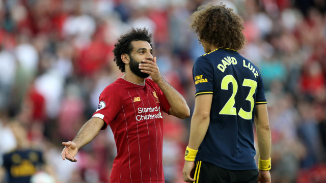 David Luiz dan Mohamed Salah di laga Arsenal versus Liverpool. Foto: Reuters/Carl Recine