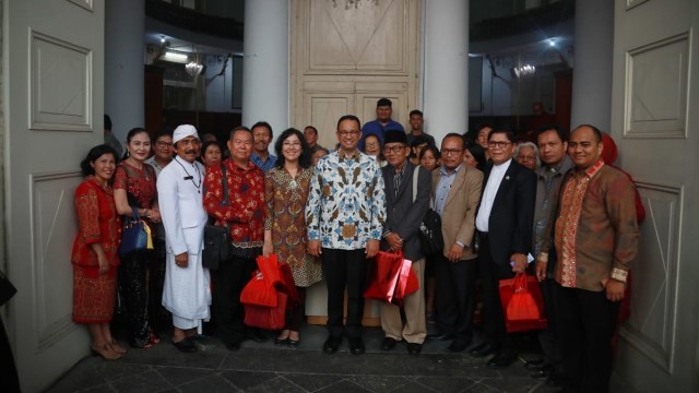 Gubernur Provinsi DKI Jakarta, Anies Baswedan (tengah) berfoto bersama saat menghadiri peringatan 180 tahun berdirinya Gedung Gereja Immanuel Jakarta, pada Sabtu (24/8). Foto: Dok. PPID DKI Jakarta