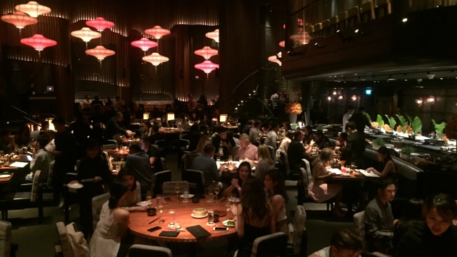 Suasana makan malam di restoran KOMA Singapura. Foto: Moh Fajri/kumparan