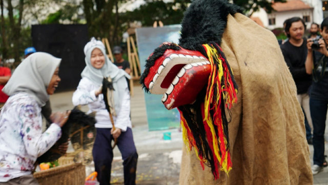 Tradisi Magis dan 'Pemancing Keributan' (136204)