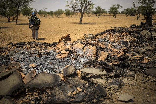Pasukan MINUSMA meninjau lokasi serangan bersenjata di salah satu wilayah di Mali | Twitter.com/MINUSMA