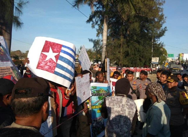 Aksi solidaritas untuk Papua  yang digelar oleh belasan mahasiswa Papua di Kupang, NTT pada Sabtu (24/8) sore. Sumber foto: Istimewa. 