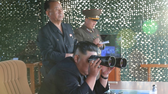 Pemimpin Tertinggi Korea Utara Kim Jong-un saat mengawasi uji coba peluncuran rudal terbaru milik militer Korut. Foto: KCNA via REUTERS