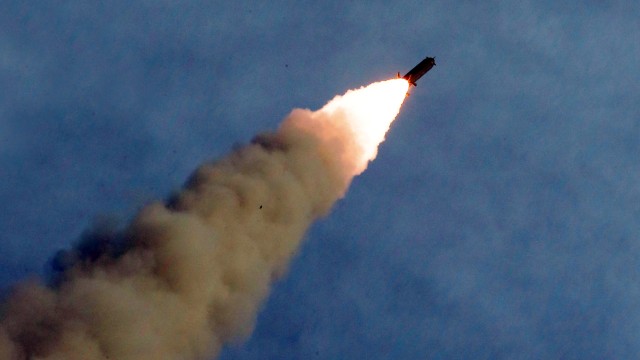 Ilustrasi uji coba rudal peluncur roket ganda yang ditembakkan saat uji coba. Foto: KCNA via REUTERS