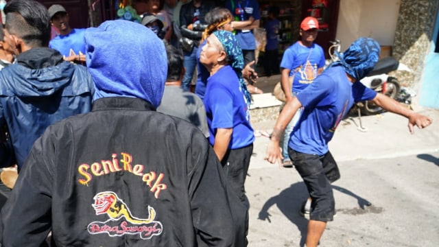 Mencoba Hargai Profesi Seni (173546)