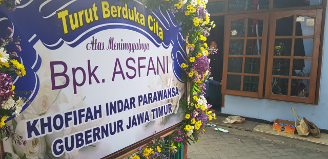 Ucapan duka cita dari Gubenur Jawa Timur Khofifah Indar Parawansa di rumah duka, minggu pagi (25/8). Foto: irham thoriq/tugumalangid