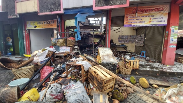 Suasana Pasar Kedungmundu, Semarang, yang terbakar. Foto: Afiati Tsalitsati/kumparan