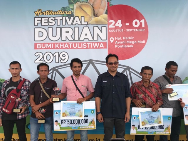 Kepala Dinas Pertanian Tanaman Pangan dan Hortikultura Provinsi Kalimantan Barat, Heronimus Hero berfoto bersama para pemenang dalam kontes durian bumi khatulistiwa 2019. Foto: Teri/Hi!Pontianak 