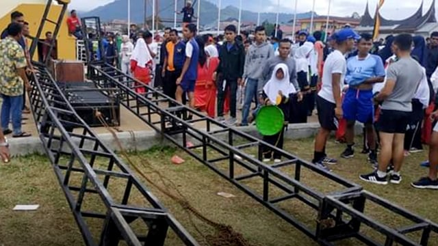 Tiang penyangga sound system di Gor Khatib Sulaiman, Padang Panjang, roboh (Foto: Dok. Polsek Padang Panjang)