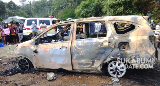 Kondisi mobil yang terbakar dan di dalamnya ditemukan dua mayat hangus di Kampung Bondol, Desa Pondokkaso Tengah, Kecamatan Cidahu, Kabupaten Sukabumi, Minggu siang (25/8/2019). Sumber Foto: Rawin Soedaryanto