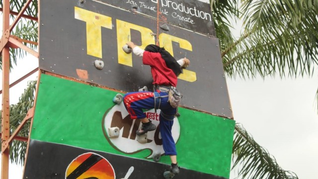 Salah seorang peserta perempuan beraksi di wall pada Fun Climbing Merah Putih 2019.