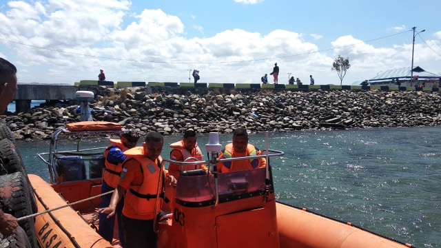 Tim penyelamat Pos SAR Namlea melakukan pencarian terhadap kapal MV. Nur Allya yang dilaporkan hilang kontak di sekitar perairan Utara Buru, Pulau Buru, Minggu (25/8). (Foto: istimewa)