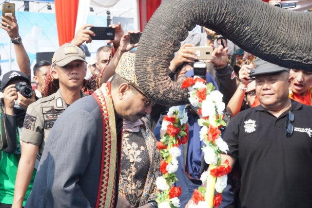 Menteri Pariwisata, Arief Yahya saat mendapat kalung spesial dari Gajah Way Kambas di Parade Budaya, Minggu (25/8) | Foto : Obbie Fernando/Lampung Geh