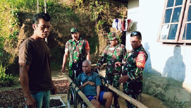 TNI membantu proses evakuasi warga akibat guguran Lava Gunung Karangetang yang semakin dekat ke pemukiman warga 