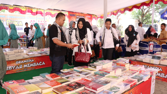 Dinas Kearsipan dan Perpustakaan Kabupaten Indramayu bersama dengan Gramedia menggelar bazar buku murah bagi masyarakat Indramayu. Acara ini digelar sejak 21 Agustus hingga 4 September 2019. (Backrodin)