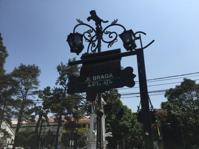 Berwisata Sambil Belajar Sejarah di Jalan Braga, Bandung (23738)