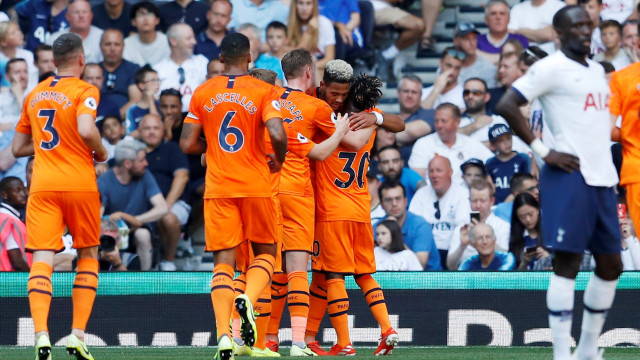 Para pemain Newcastle United merayakan gol ke gawang Tottenham Hotspur. Foto: Peter Nicholls/Reuters