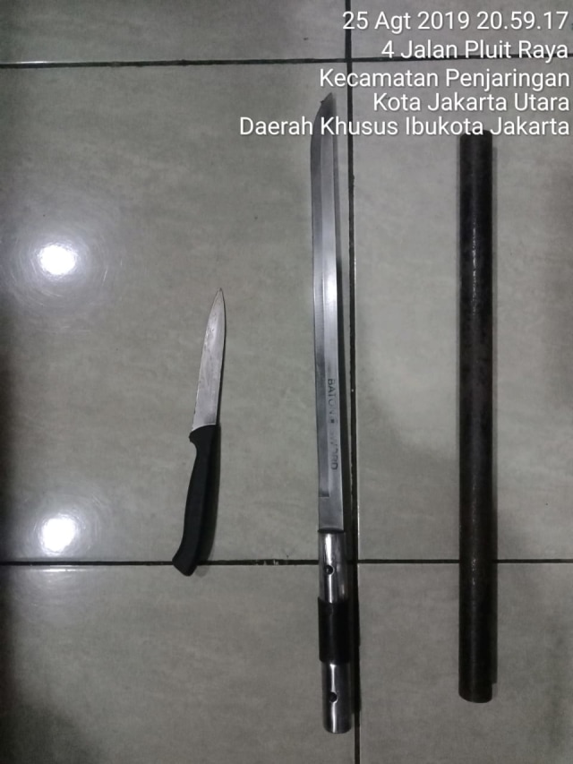 barang bukti pisau penusuk pluit village