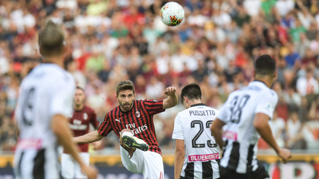 Fabio Borini berusaha mengirim bola melewati pemain-pemain Udinese. Foto: AFP/Miguel Medina