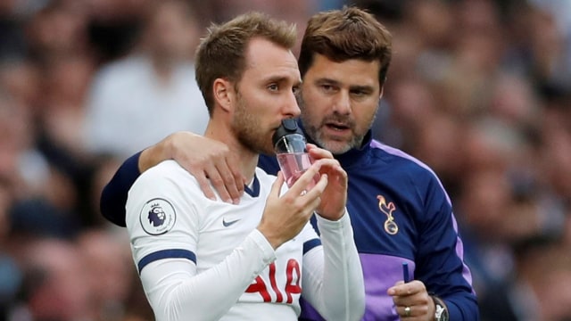 Gelandang Tottenham Hotspur, Christian Eriksen, menerima instruksi dari pelatih Mauricio Pochettino. Foto: Matthew Childs/Reuters