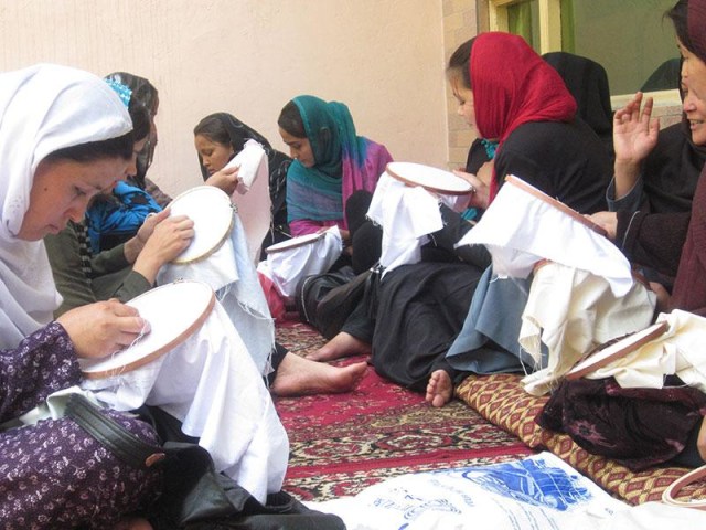 Perempuan Afghanistan sedang menyulam. Photo courtessy of Davis United Wo