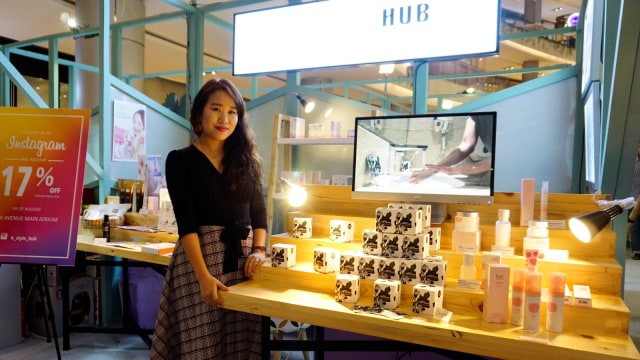 Park Yun Jung di pop up store K-Style Hub dalam I Love Bazaar Jakarta, PIK Avenue, Jumat (23/8). Foto: Masajeng Rahmiasri/kumparan
