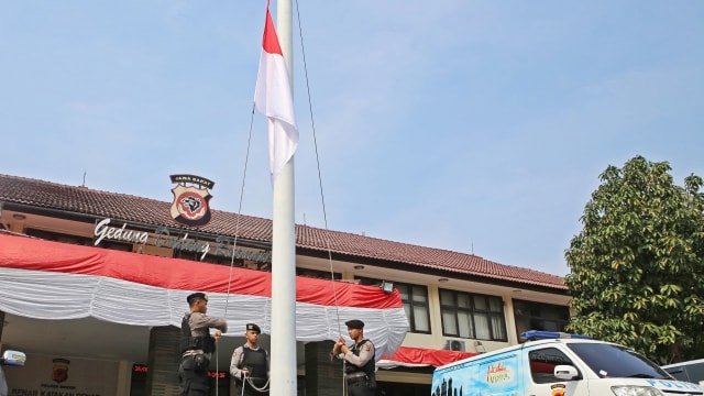 Jajaran Polres Bogor kibarkan bendera setengah tiang untuk Ipda Erwin. Foto: Dok. Polres Bogor