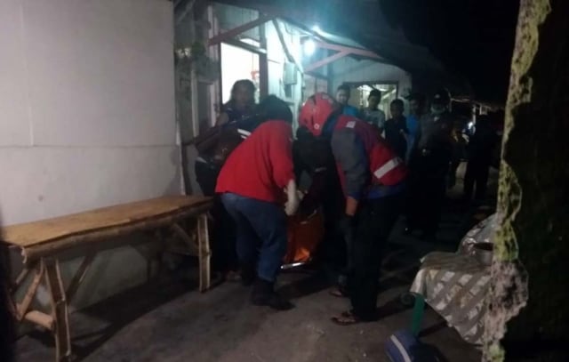 Petugas mengevakuasi mayat perempuan membusuk dari tempat kosnya di Mojokerto