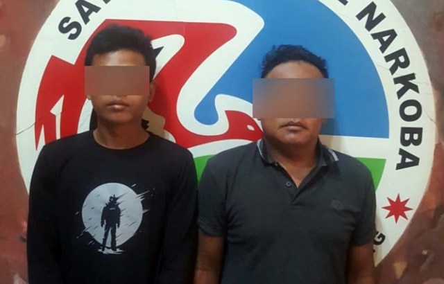 SR (kanan), oknum PNS di Jombang yang ditangkap saat pesta sabu