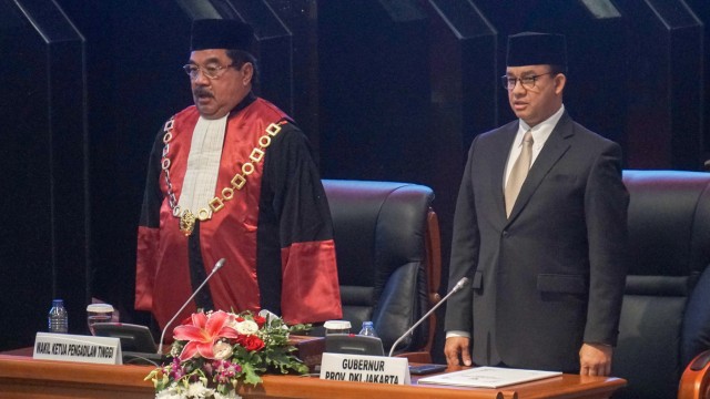 Gubernur DKI Jakarta Anies Baswedan (kanan) dalam pelantilan DPRD periode 2019-2024 di Gedung DPRD DKI. Foto: Iqbal Firdaus/kumparan
