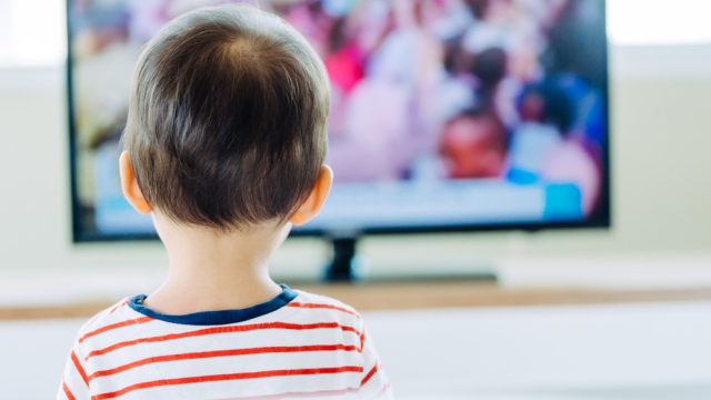 Ilustrasi anak laki-laki nonton TV atau film. Foto: Shutterstock
