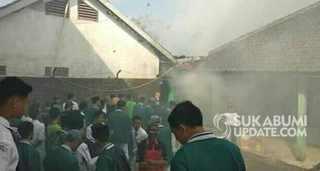 Para siswa MAN 3 Kabupaten Sukabumi membantu proses pemadaman kebakaran | Sumber Foto:Istimewa