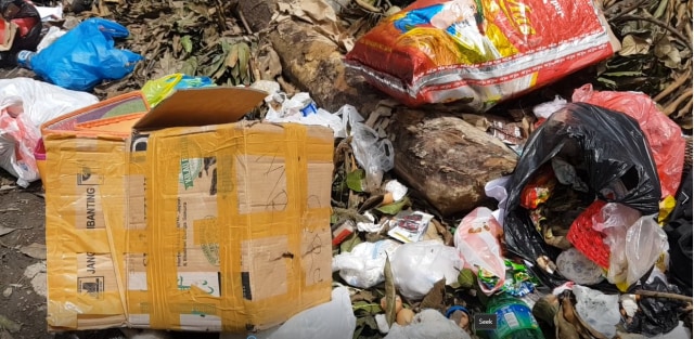 Kondisi sampah di tempat pembuangan sampah Air Besar Desa Batu Merah (16/8). Dok : Lentera Maluku