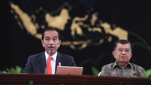 Presiden Joko Widodo (tengah) didampingi Wapres Jusuf Kalla memberikan keterangan pers terkait rencana pemindahan Ibu Kota Negara di Istana Negara, Jakarta, Senin (26/8/2019). Foto: ANTARA FOTO/Akbar Nugroho Gumay