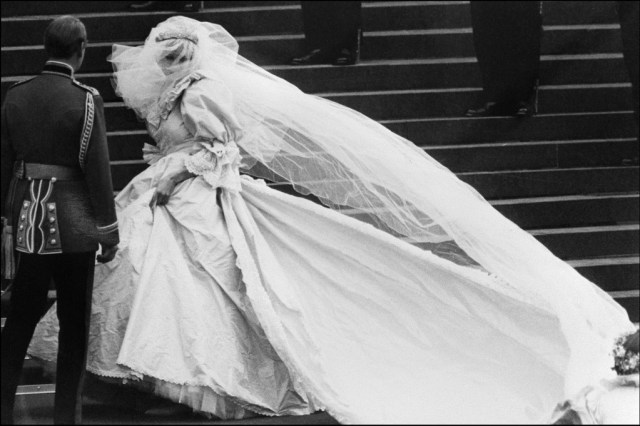 Baju pengantin Putri Diana. Foto: AFP