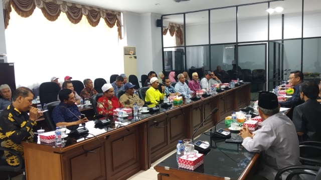 Warga Desa Tiwingan Baru ketika mengadukan nasib ke DPRD Kalsel pada Senin, 26 Agustus 2019. Foto: M Syahbani/banjarhits.id