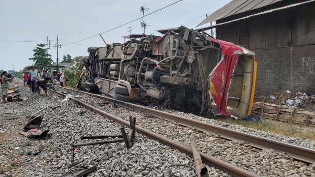 Penampakan bus yang menabrak kereta Argo Parahyangan di Karawang. Foto: Dok. PT KAI