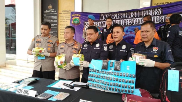 Kapolres Metro Tangerang Selatan AKBP Ferdy Irawan (kedua dari kiri) di rilis penangkapan pengedar sabu dan tembakau gorilla. Foto: Maulana Ramadhan/kumparan
