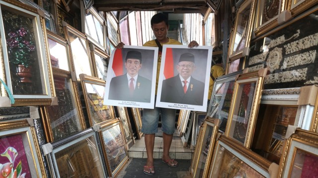 Pedagang Foto Jokowi dan Ma'ruf Amin. Foto: Iqbal Firdaus/kumparan