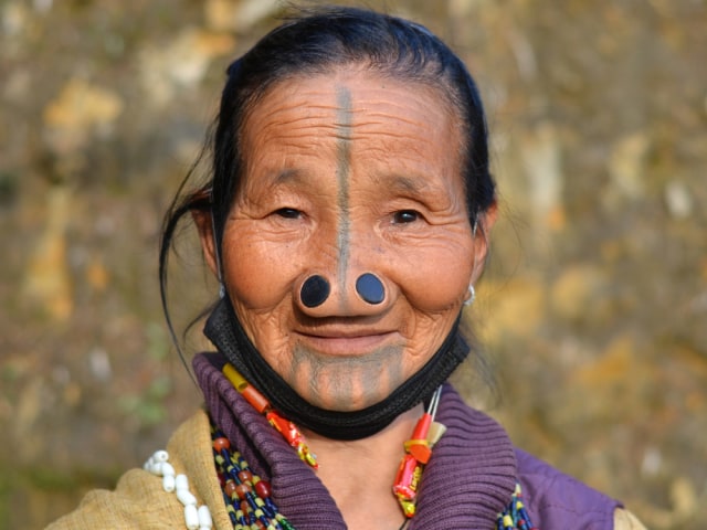 Tradisi perempuan suku Apatani dari India dengan menyumbat hidung. Foto: Shutterstock