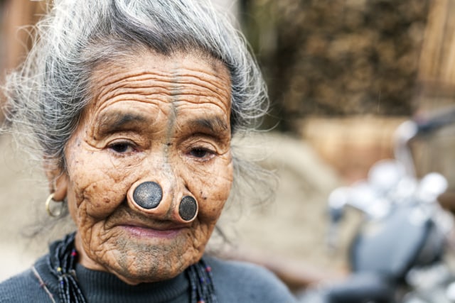 Sumbat Lubang Hidung agar Tampak Jelek, Ini Tradisi Perempuan Suku Apatani (390519)