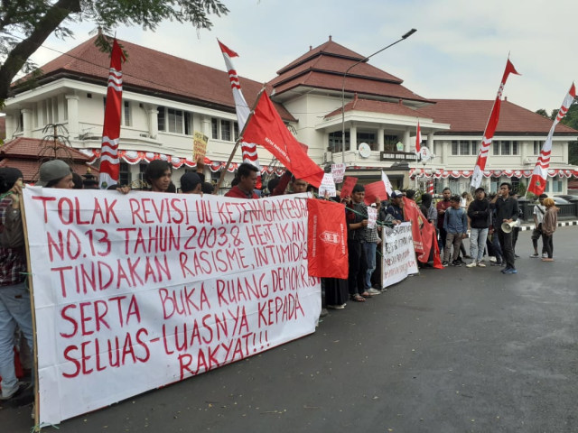 Para mahasiswa saat melakukan demonstrasi di depan Balai Kota Malang, siang tadi (26/8). Foto: rezza do'a lathanza/tugumalangid