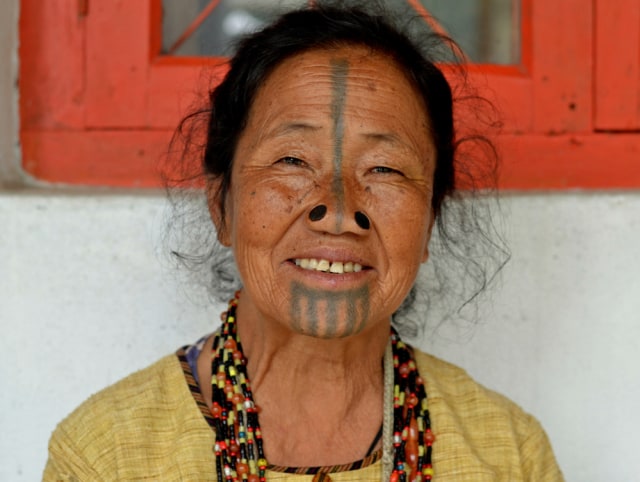 Sumbat Lubang Hidung agar Tampak Jelek, Ini Tradisi Perempuan Suku Apatani (390520)