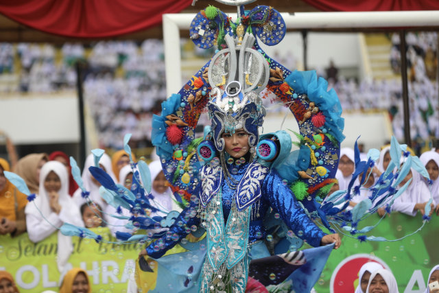 Seorang siswa mengenakan pakaian adat modifikasi bertema Wonderful Sabang saat parade budaya 34, Senin (26/8). Foto: Suparta/acehkini