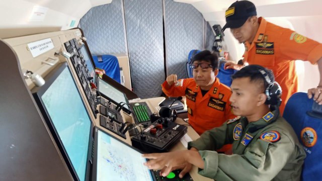 Pesawat TNI AL Temukan Bangkai KM Santika Nusantara di Pulau Bawean (192940)