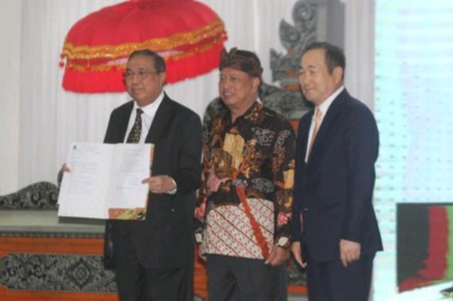 Menteri Nasir (tengah) bersama Rektor Asing pertama di Indonesia Yang Youn Cho (kanan) - kanalbali/KR13